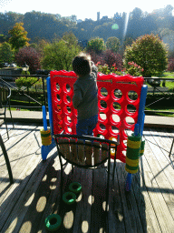 Max playing at the terrace of the Topiary Park, with a view on the Belvedère tower