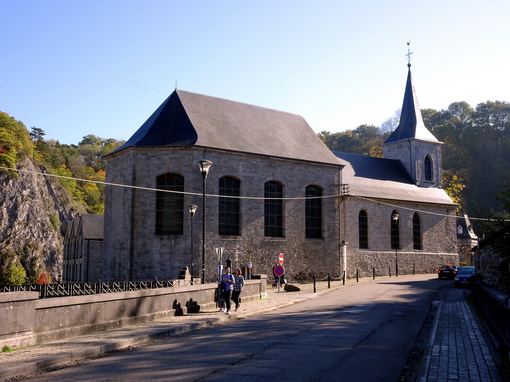 The Rue Fond de Vedeur street and the Église Saint-Nicolas church