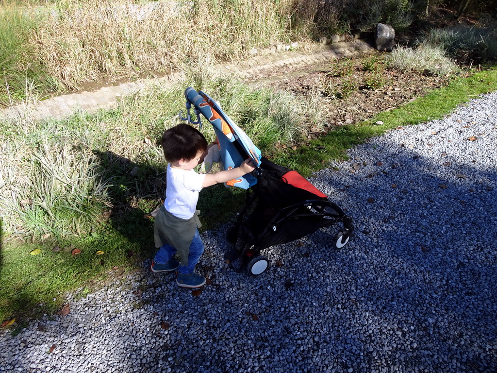 Max with his buggy at the parking place of the Topiary Park