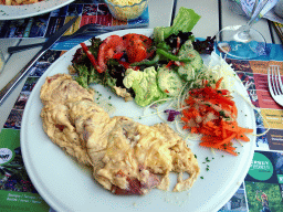 Omelet with salad at the La Ferme au Chêne restaurant