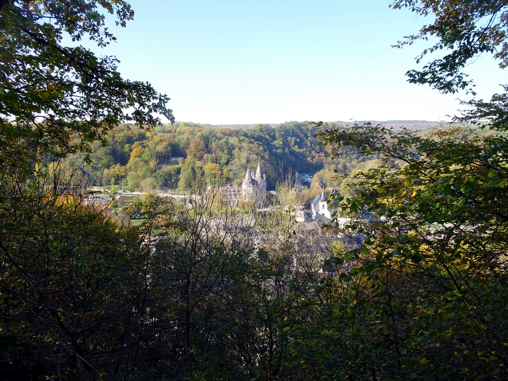 The town center with the Durbuy Castle and the Église Saint-Nicolas church, viewed from a viewpoint near the Belvedère tower