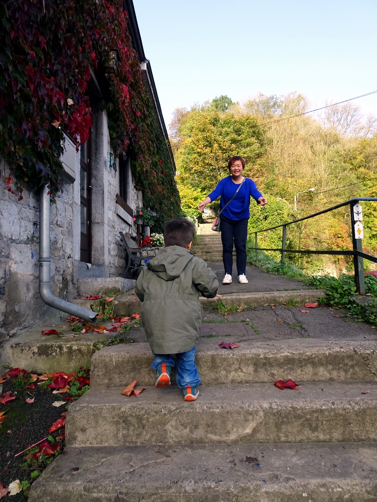 Miaomiao and Max on a staircase next to the Rue Fond de Vedeur street