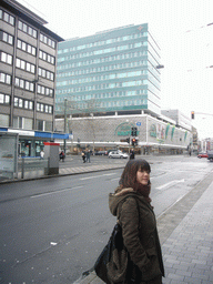 Miaomiao and the Galeria Kaufhof shopping mall, at the Graf-Adolf-Straße street