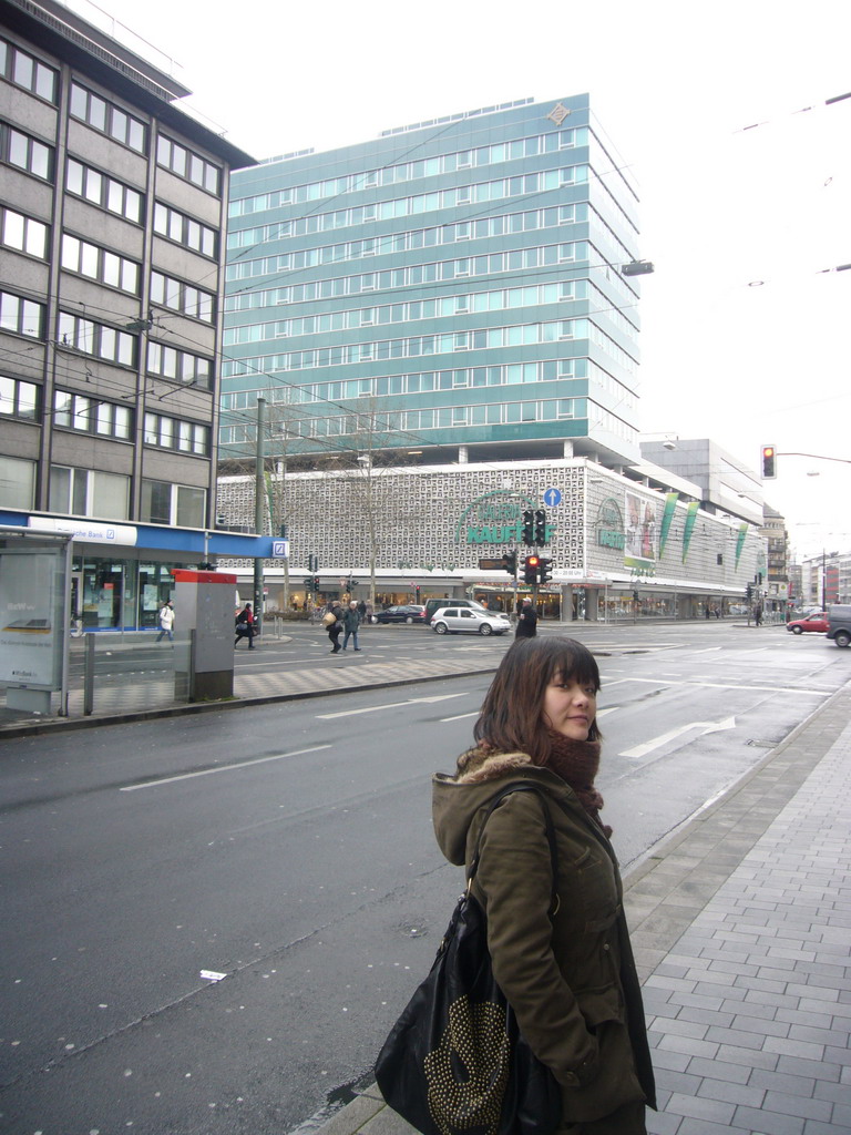 Miaomiao and the Galeria Kaufhof shopping mall, at the Graf-Adolf-Straße street