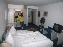 dusseldorf_1_015 - 171 kb - 1024x768 - Miaomiao in our room of the Hotel an der Kö Miaomiao in our room of the Hotel an der Kö