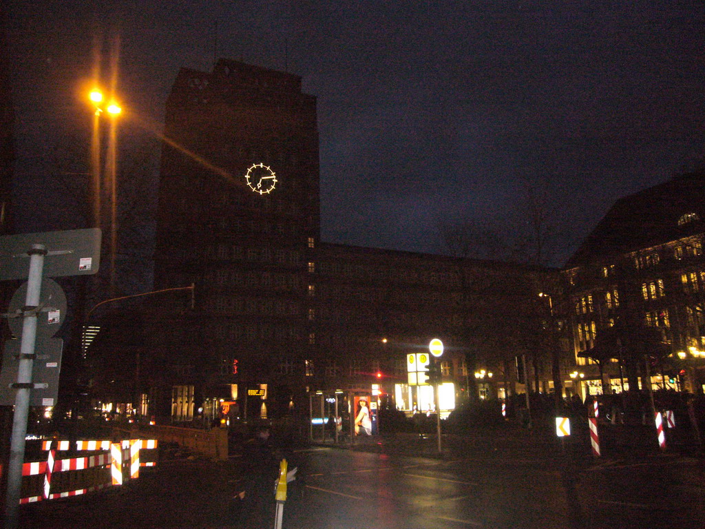 The Heinrich-Heine-Platz square, with the Wilhelm-Marx-Haus, by night