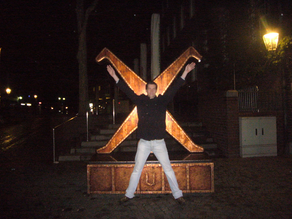 Tim with a wooden statue in the Rheinstraße street