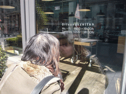 Miaomiao at a shopping window in the Königsallee street