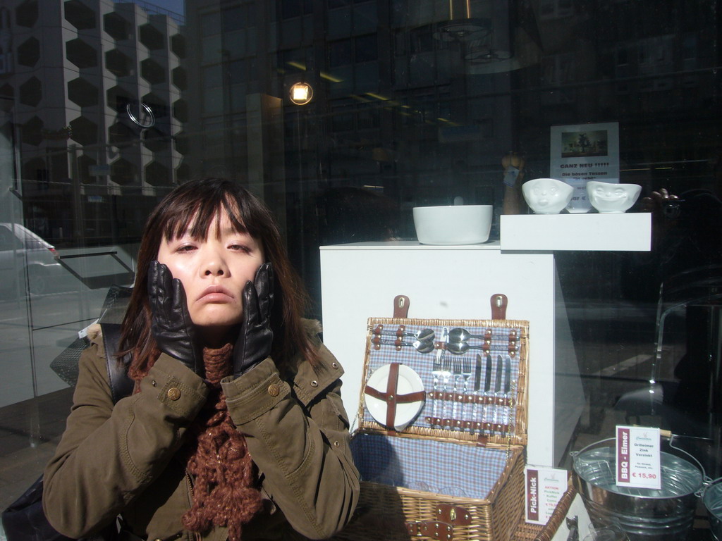 Miaomiao at a shopping window in the Königsallee street
