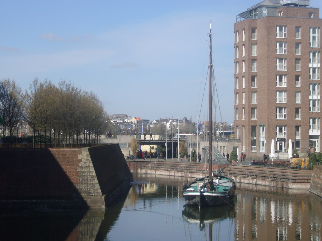 Boat in the inner harbour in front of the Filmmuseum Düsseldorf
