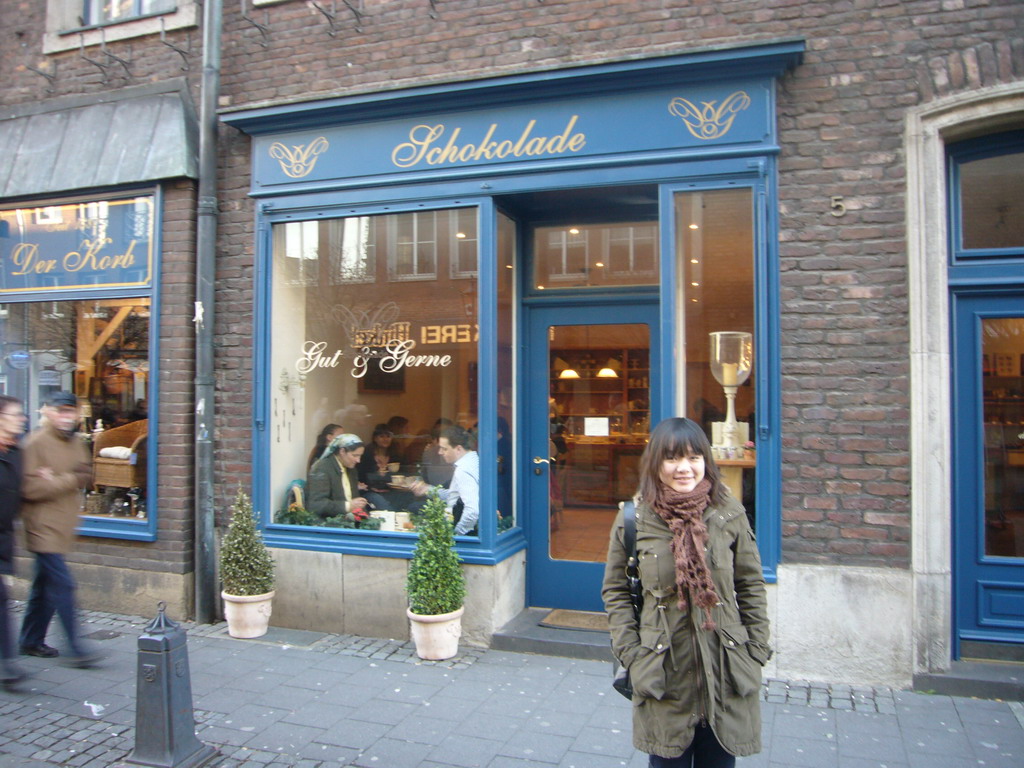 Miaomiao in front of the chocolate shop `Gut & Gerne`