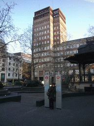 Miaomiao at the Heinrich-Heine-Platz square, with the Wilhelm-Marx-Haus