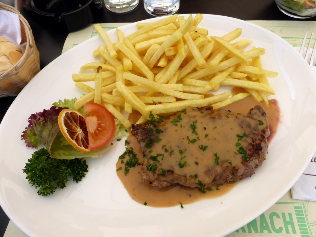 Lunch at the De La Basilique restaurant at the northeast side of the Place du Marché square