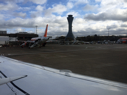 Control tower and airplanes at Edinburgh Airport, viewed from the airplane from Amsterdam