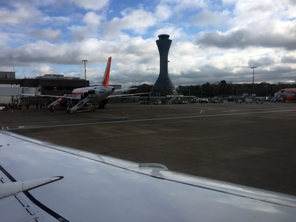 Control tower and airplanes at Edinburgh Airport, viewed from the airplane from Amsterdam