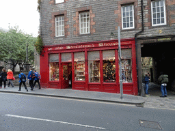 Front of the Ye Olde Christmas Shoppe and the entrance to the Dunbar`s Close Garden at the Royal Mile