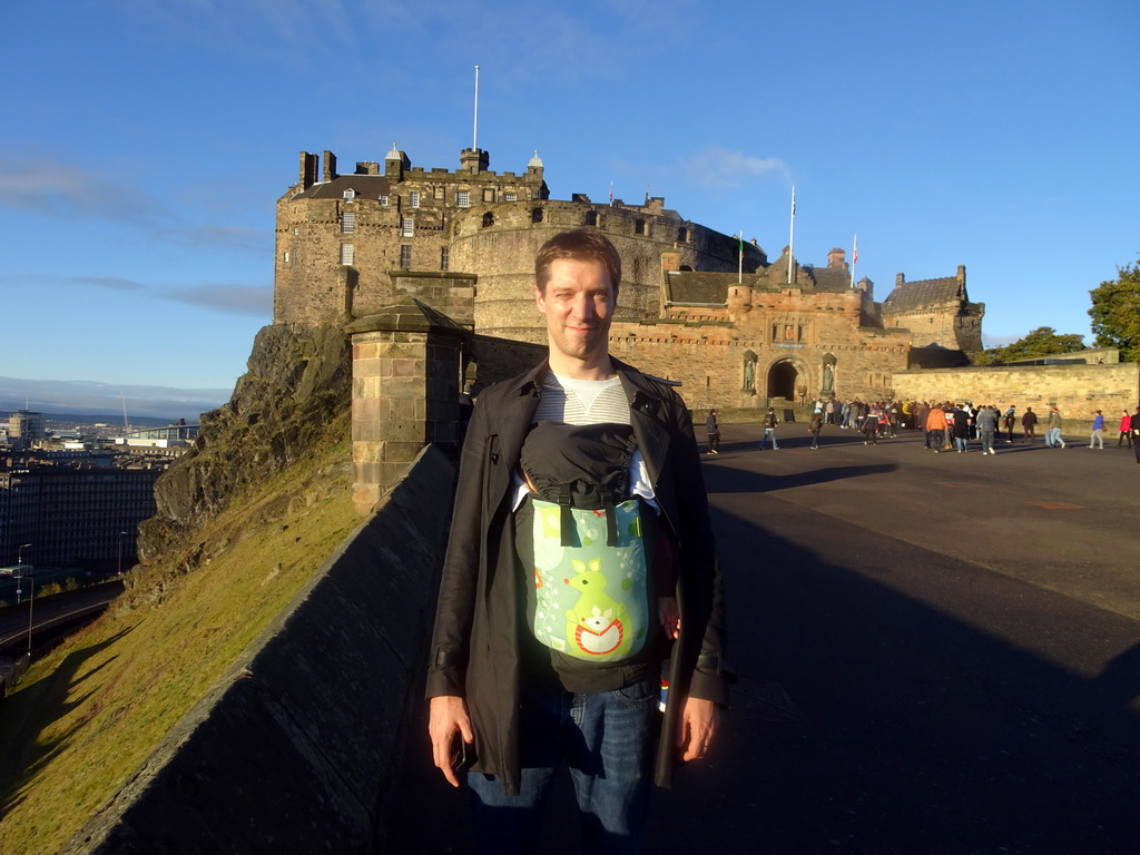 Tim and Max at the Esplanade in front of Edinburgh Castle