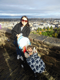 Miaomiao and Max at the upper part of Edinburgh Castle, with a view on the Princes Street Gardens and the New Town