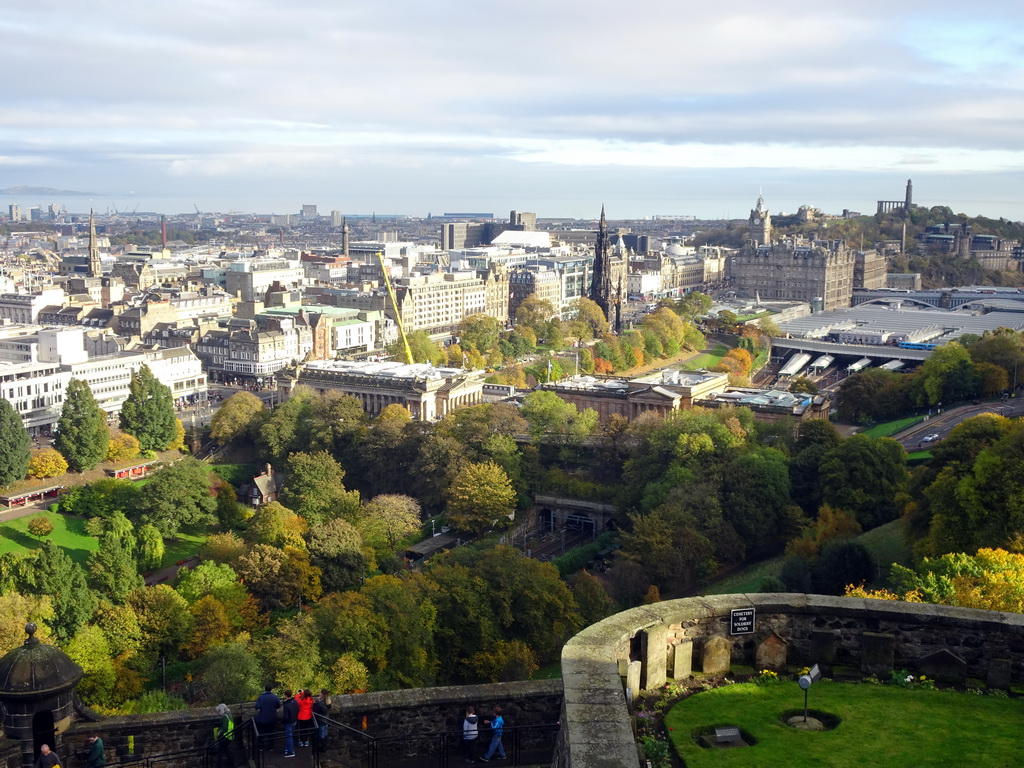 The Dog Cemetery, the Princes Street Gardens, the New Town, the National Gallery of Scotland, the Scott Monument, the Balmoral Hotel, the Edinburgh Waverley railway station and Calton Hill, viewed from the North Panorama at Edinburgh Castle