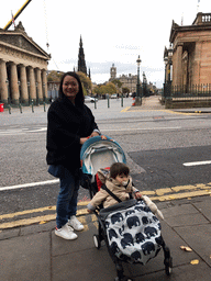 Miaomiao and Max at the Mound, with a view on the Royal Scottish Academy, the Scott Monument, the Balmoral Hotel and the National Gallery of Scotland