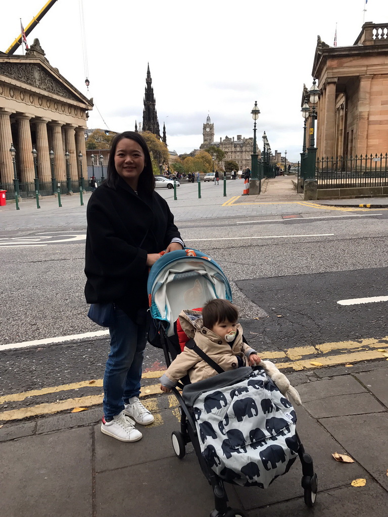 Miaomiao and Max at the Mound, with a view on the Royal Scottish Academy, the Scott Monument, the Balmoral Hotel and the National Gallery of Scotland