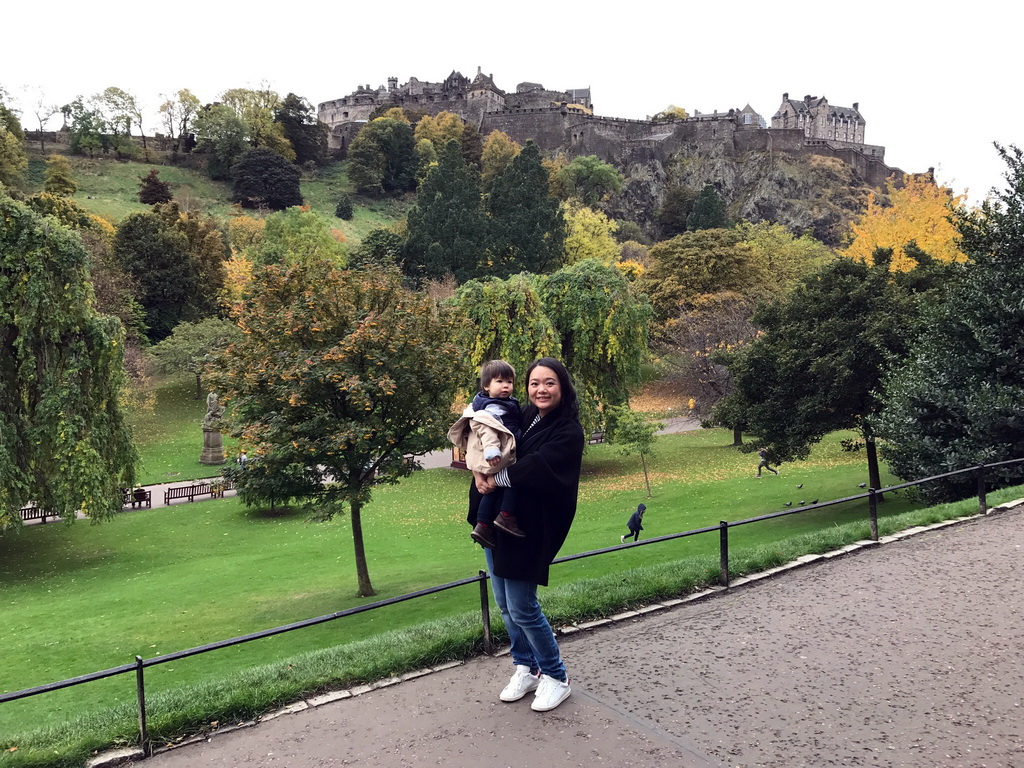 Miaomiao and Max at the Princes Street Gardens, with a view on Edinburgh Castle