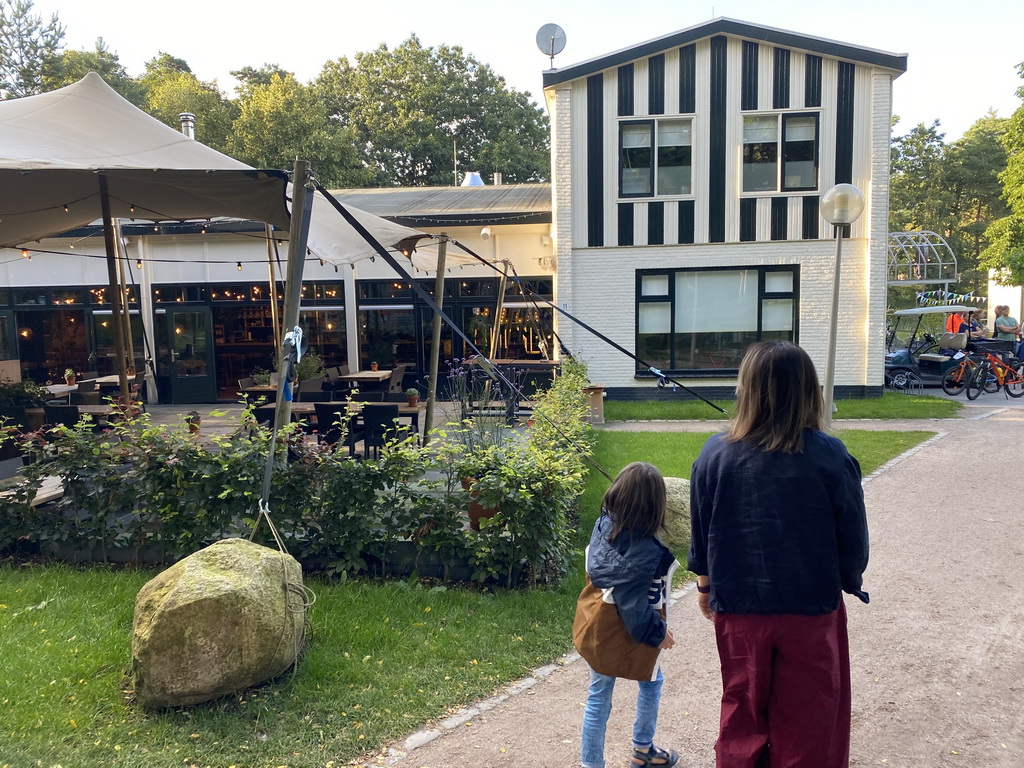 Miaomiao and Max in front of the Pizza Limone restaurant at the Landal Coldenhove holiday park