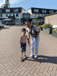 Miaomiao and Max with his new haircut in front of the Hairstyling Annemarie barber at the Koppelplein square at Brummen