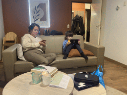 eerbeek_2_001 - 255 kb - 1024x768 - Miaomiao and Max playing on the Nintendo Switch in the living room of our holiday home at the Landal Coldenhove holiday park Miaomiao and Max playing on the Nintendo Switch in the living room of our holiday home at the Landal Coldenhove holiday park