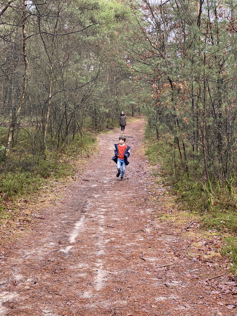 Miaomiao and Max on a path at the forest at the Landgoed Boshul estate