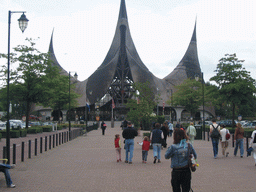 Miaomiao in front of the House of the Five Senses, the entrance to the Efteling theme park