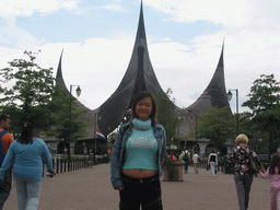 Miaomiao in front of the House of the Five Senses, the entrance to the Efteling theme park