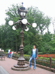 Tim and a lamppost at the Pardoes Promenade at the Marerijk Kingdom