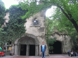 Tim in front of the Spookslot attraction at the Anderrijk kingdom