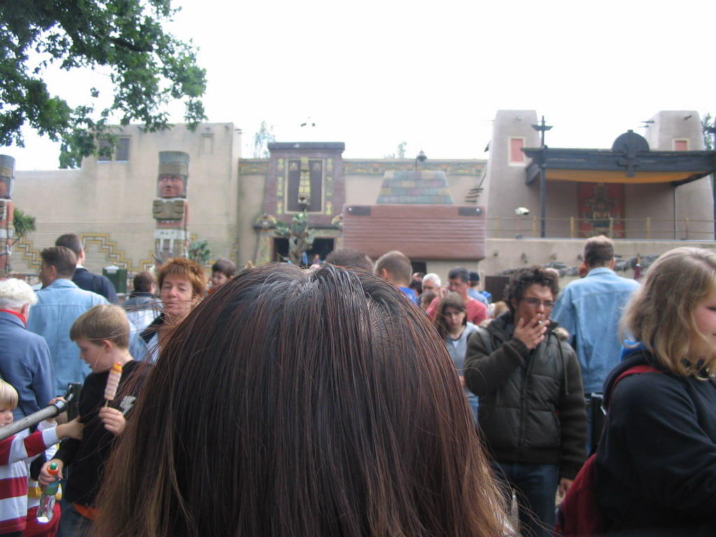 Miaomiao at the entrance to the Piraña attraction at the Anderrijk kingdom