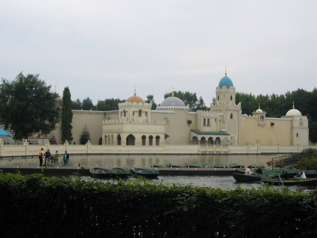 Rowing boats in the Roeivijver lake, and the Fata Morgana attraction at the Anderrijk kingdom