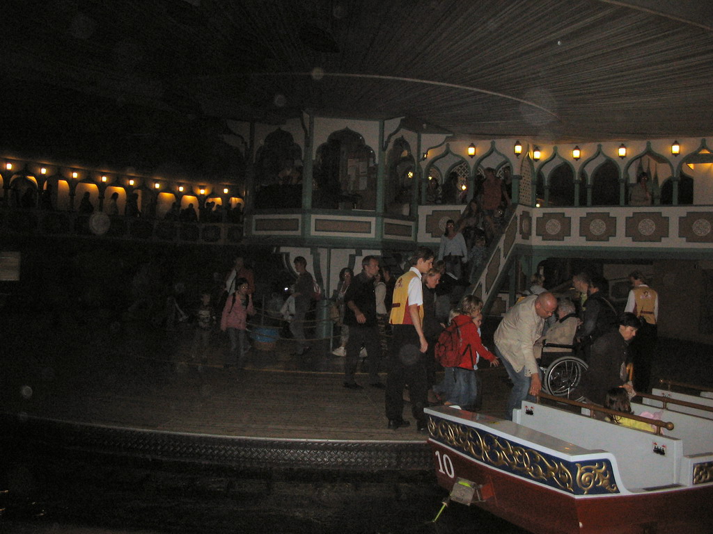 Boarding of the boats in the Fata Morgana attraction at the Anderrijk kingdom