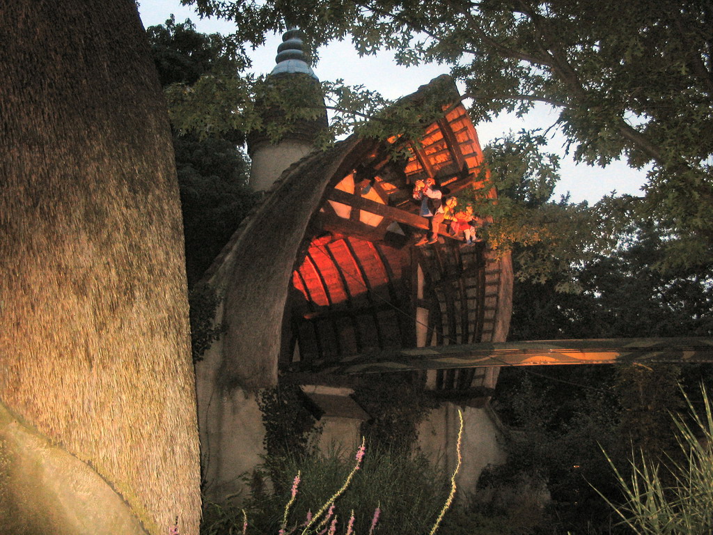 Lektriek and two other Laaf people at the Leunhuys building at the Laafland attraction at the Marerijk kingdom, at sunset