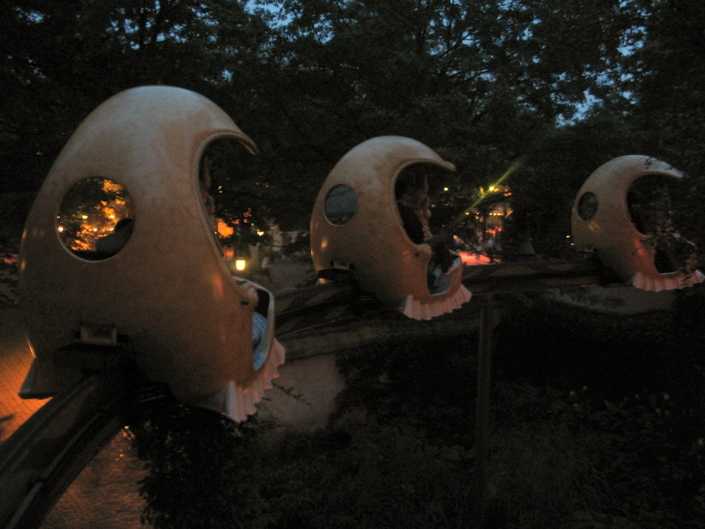 The monorail of the Laafland attraction at the Marerijk kingdom, by night