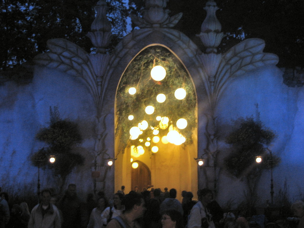 The entrance to the Droomvlucht attraction at the Marerijk kingdom, by night