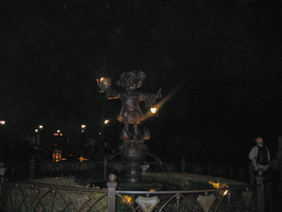 Statue of Pardoes at the Pardoes Promenade at the Marerijk kingdom, by night