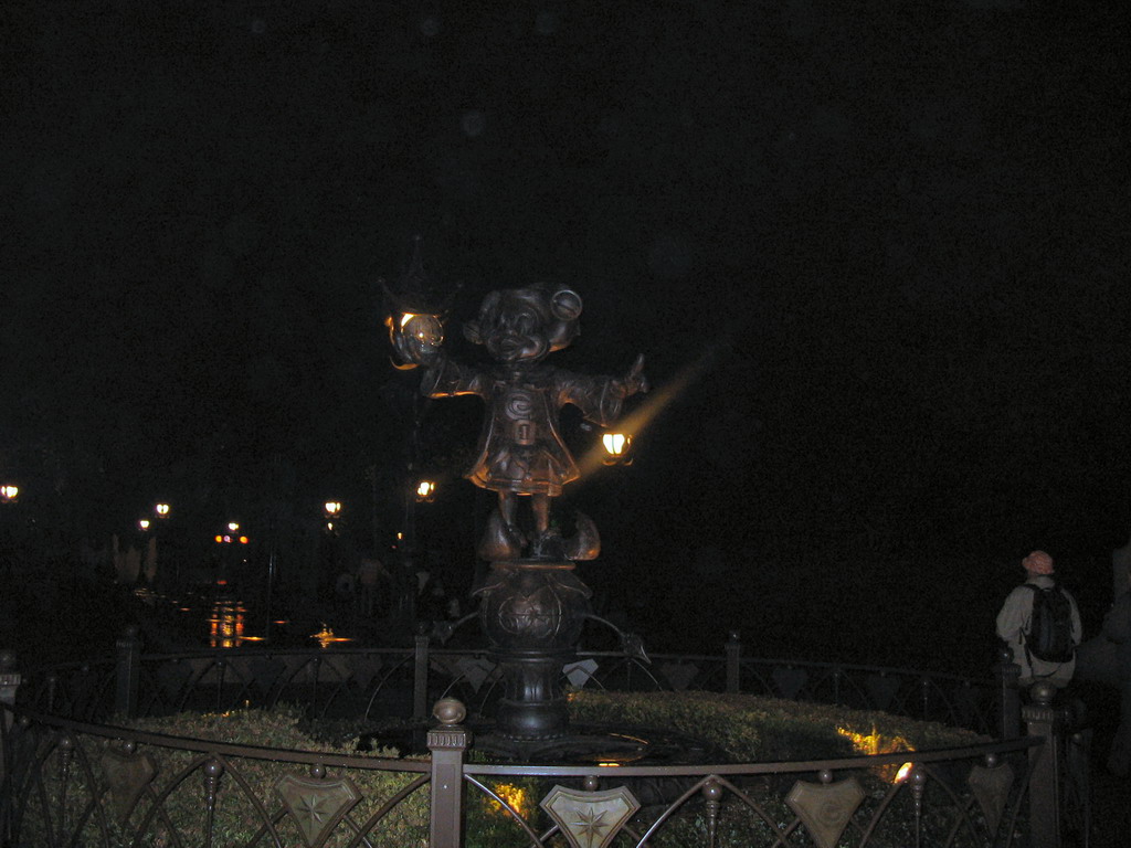 Statue of Pardoes at the Pardoes Promenade at the Marerijk kingdom, by night