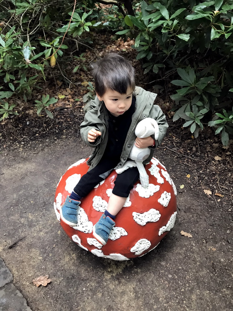 Max on a mushroom statue at the Fairytale Forest at the Marerijk kingdom