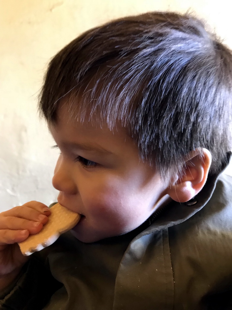Max eating a cookie at the Marerijk kingdom