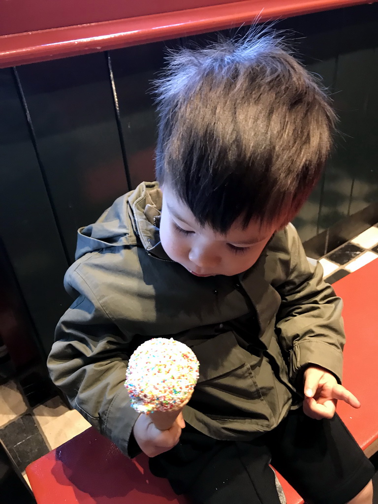 Max with an ice cream at the Den Suykerbuyk restaurant at the Anton Pieck Plein square at the Marerijk kingdom