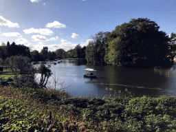 The Gondoletta lake at the Reizenrijk kingdom and the Baron 1898 attraction at the Ruigrijk kingdom