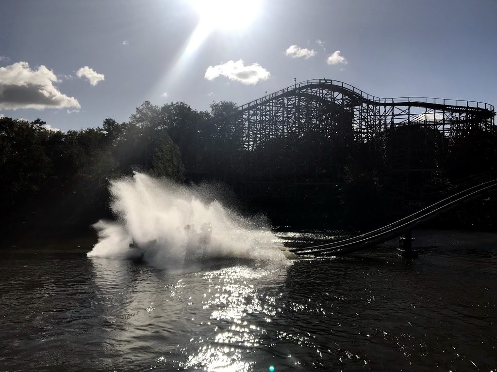 The Vliegende Hollander and Joris en de Draak attractions at the Ruigrijk kingdom