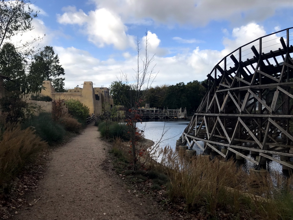 The Joris en de Draak attraction at the Ruigrijk kingdom and the Piraña attraction at the Anderrijk kingdom