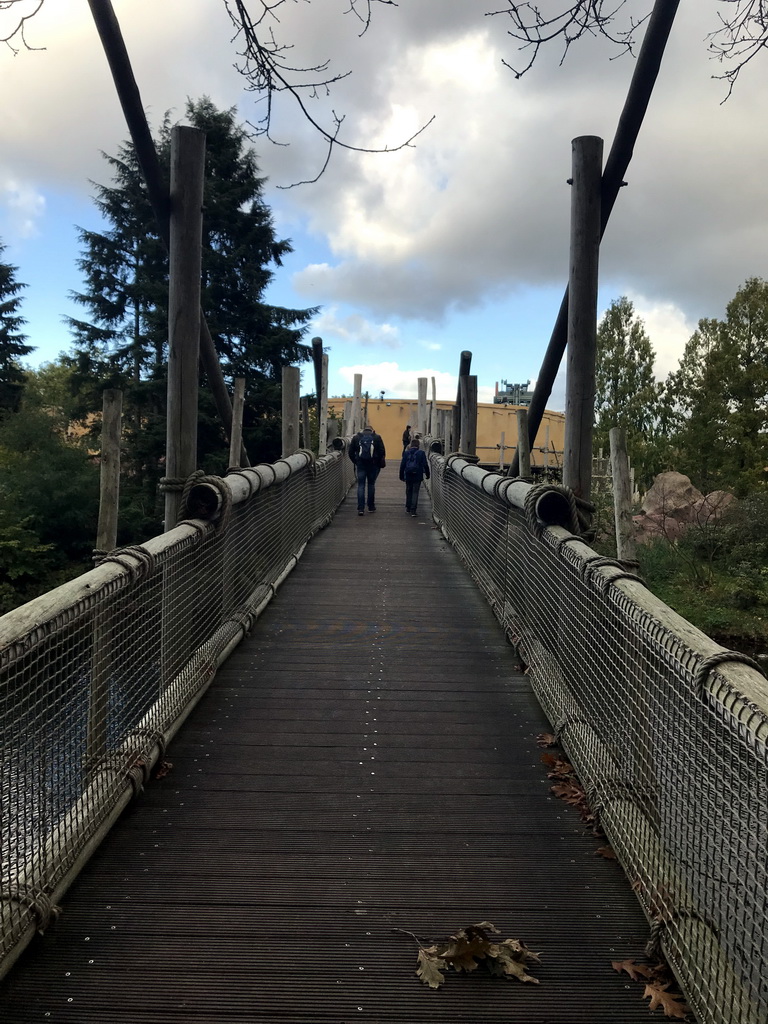 The suspension bridge at the south side of the Piraña attraction at the Anderrijk kingdom