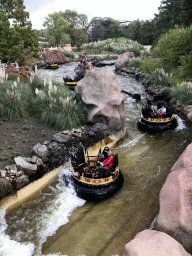 Inca statues and boats at the Piraña attraction at the Anderrijk kingdom and the Joris en de Draak attraction at the Ruigrijk kingdom, viewed from the suspension bridge at the south side